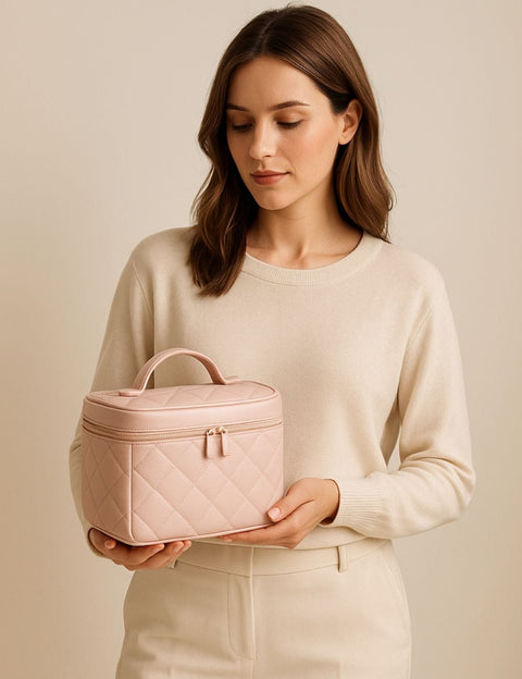 femme qui porte une trousse de toilette