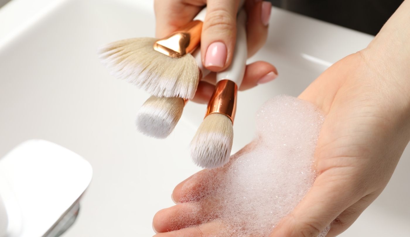Comment nettoyer des pinceaux de maquillage?
