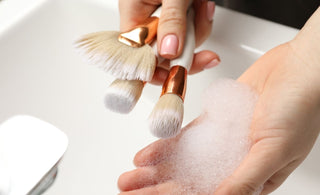 Comment nettoyer des pinceaux de maquillage?