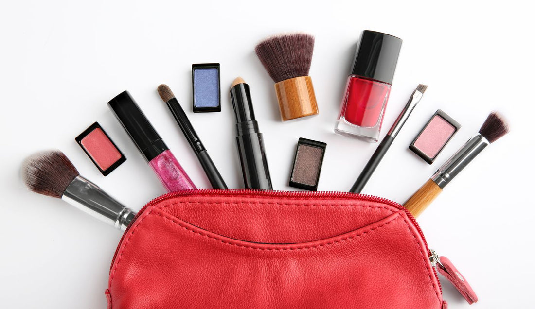 Que mettre dans sa trousse de maquillage