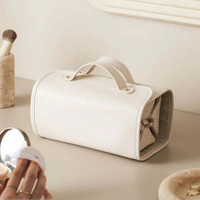 Une trousse de toilette de couleur beige