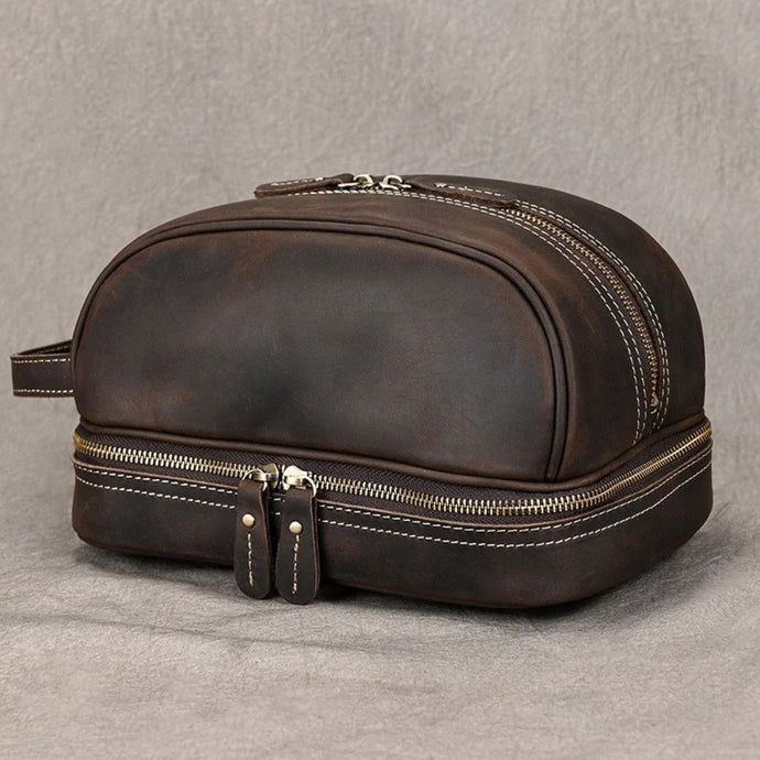 Vanity trousse en cuir marron."