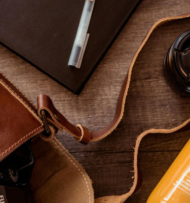 Une trousse en cuir marron contenant des produits pour homme à l'intérieur.