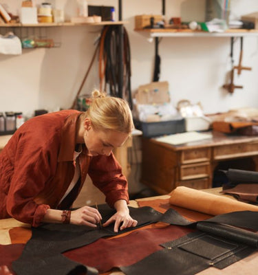 Une femme artisan travaillant le cuir.